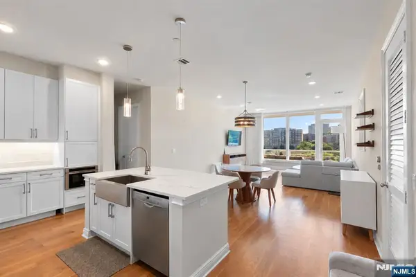 3 Somerset Lane 504, Edgewater, NJ 07020