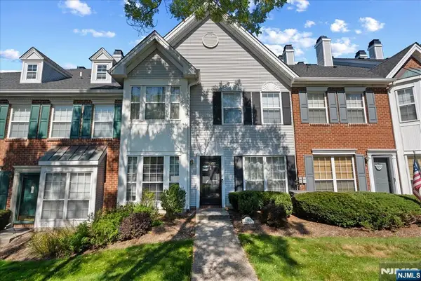 1066 Chedworth Circle, Mahwah, NJ 07430