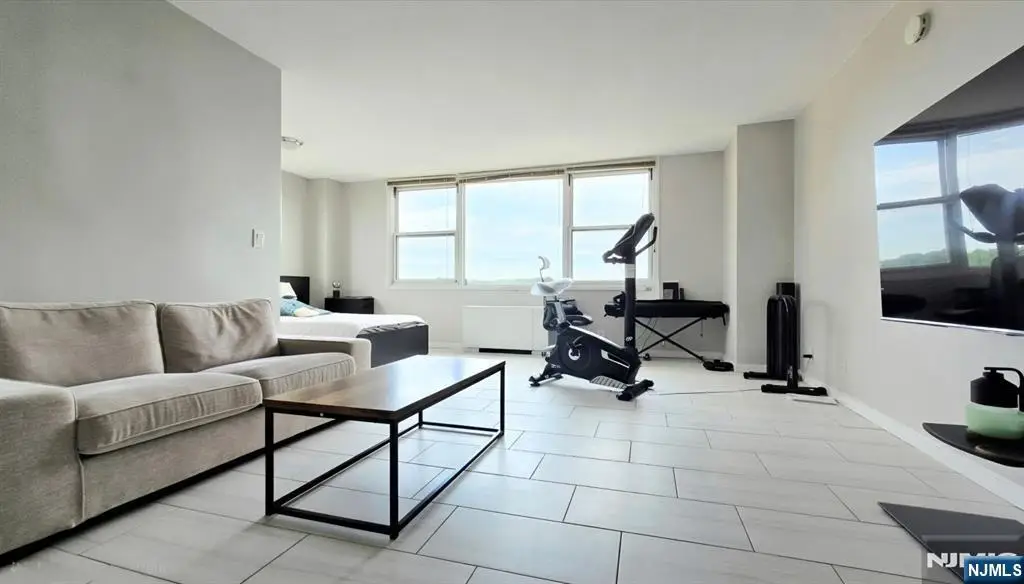 201 Bridge Plaza 9G, Fort Lee, NJ 07024 - #1