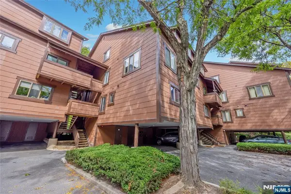 327 Sea Isle Key, Secaucus, NJ 07094