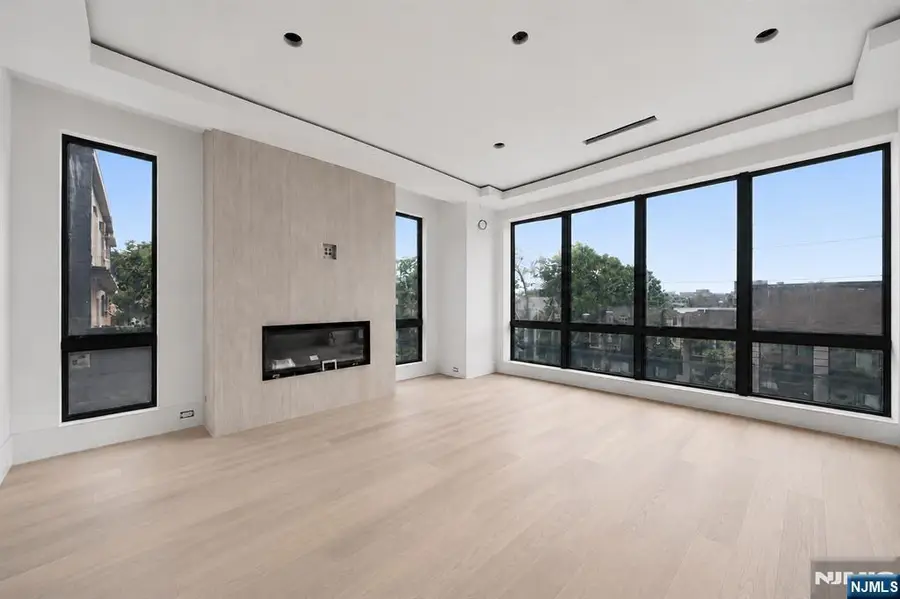 392 Undercliff Avenue 1, Edgewater, NJ 07020 - #3
