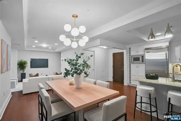 22 Oxford Landing, Weehawken, NJ 07086