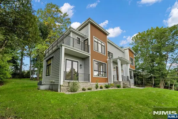 8 Fordham Road, Livingston, NJ 07039