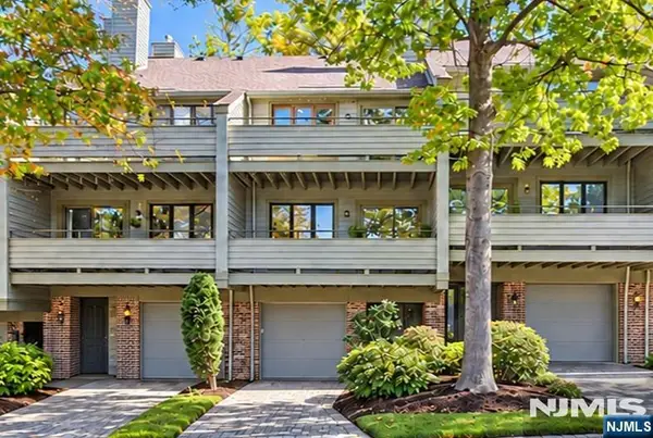 92 Meadowview Court, Leonia, NJ 07605