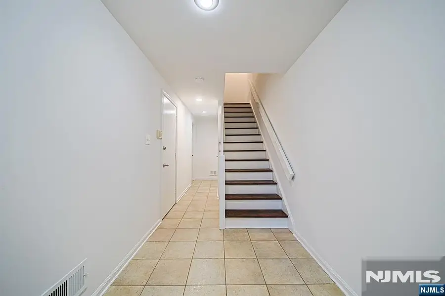 92 Meadowview Court, Leonia, NJ 07605 - #3