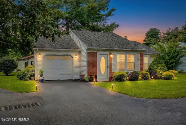 5 Jaffreyton Close, Freehold, NJ 07728