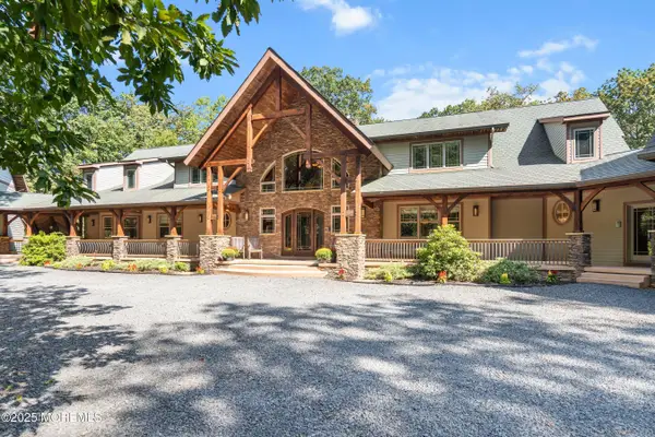 6 Lamb Lane, Manalapan, NJ 07726