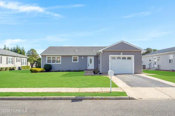 8 Mayaquez Lane, Toms River, NJ 08757