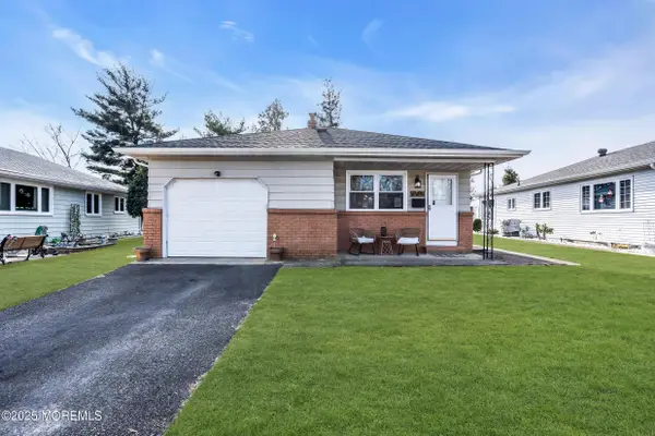 7 Georgetown Drive, Toms River, NJ 08757