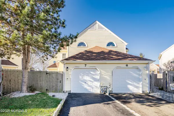 7 Longfellow Court, Freehold, NJ 07728