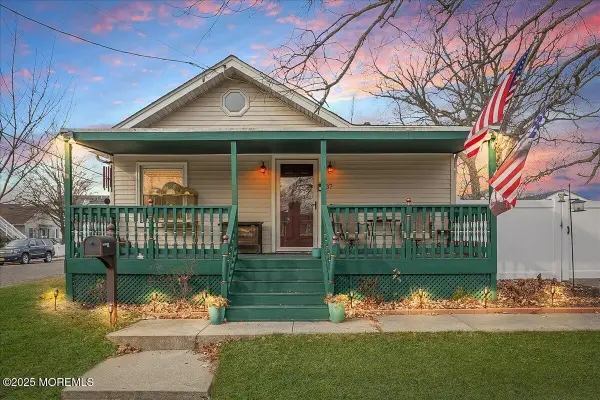 37 Beaconlight Avenue, Keansburg, NJ 07734