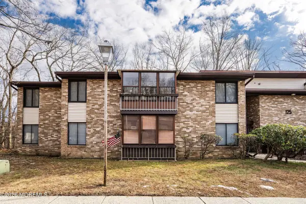 125 Amberly Drive #F, Manalapan, NJ 07726