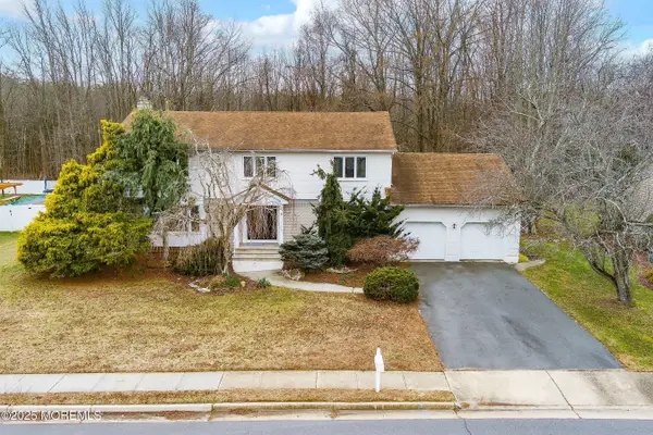 5 Washington Avenue, Morganville, NJ 07751