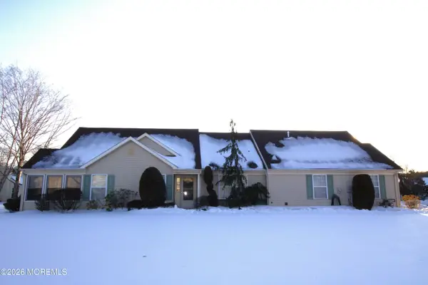 11 Ivy Hill Road, Lakewood, NJ 08701