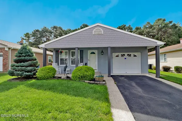 73 Chesterfield Lane, Toms River, NJ 08757