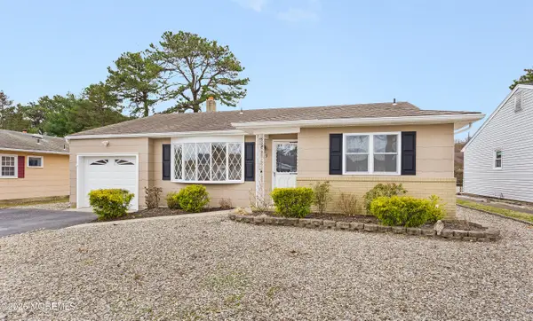 19 Bennington Drive, Toms River, NJ 08757