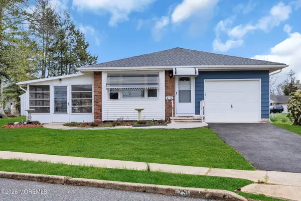 25 Gardenia Way, Toms River, NJ 08755