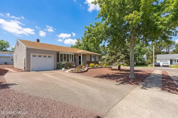 13 Thornton Road, Toms River, NJ 08757