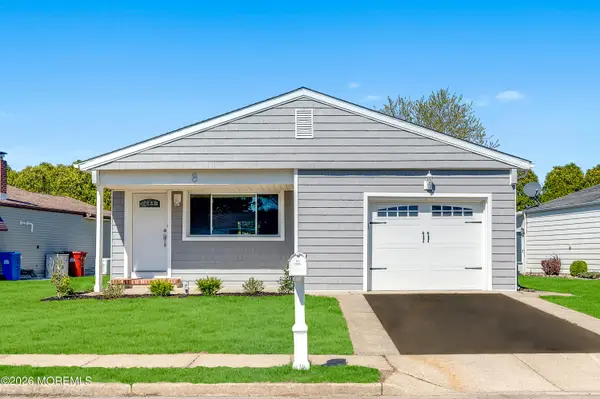 8 La Terraza Drive, Toms River, NJ 08757