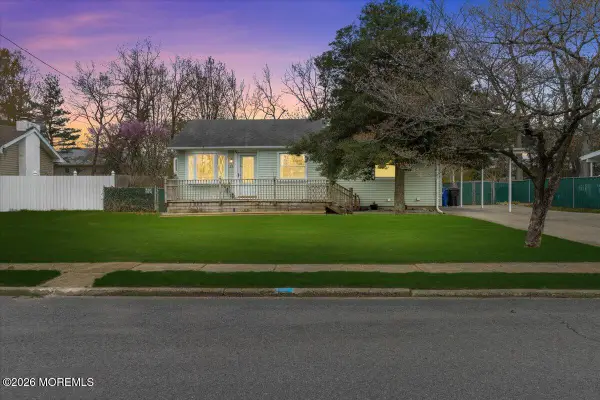 17 Chestnut Hill Drive, Toms River, NJ 08755