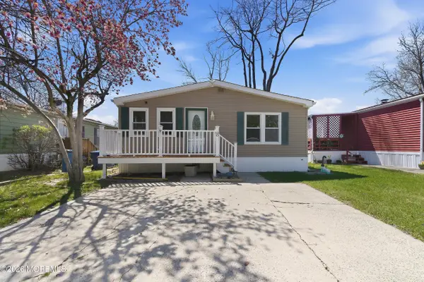 8 Longfellow Road, North Brunswick, NJ 08902