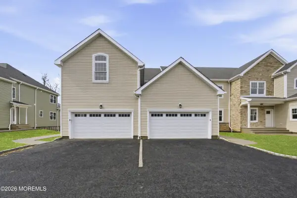 16 Remington Court, Farmingdale, NJ 07727