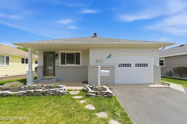 428 Saint Thomas Drive, Toms River, NJ 08757