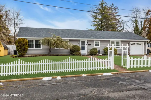 496 Apple Valley Drive, Belford, NJ 07718