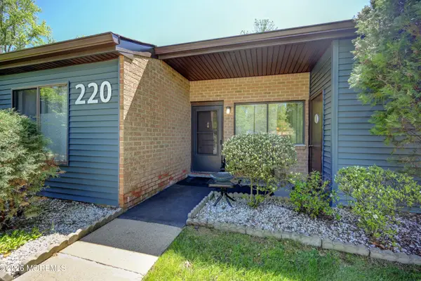 220 Medford Court #B, Manalapan, NJ 07726