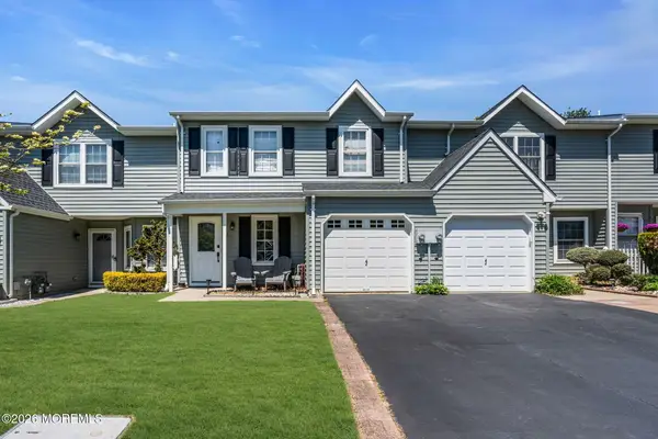 33 Mariners Cove, Freehold, NJ 07728