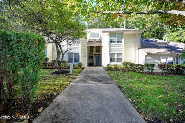 335 Sunshine Court, Englishtown, NJ 07726