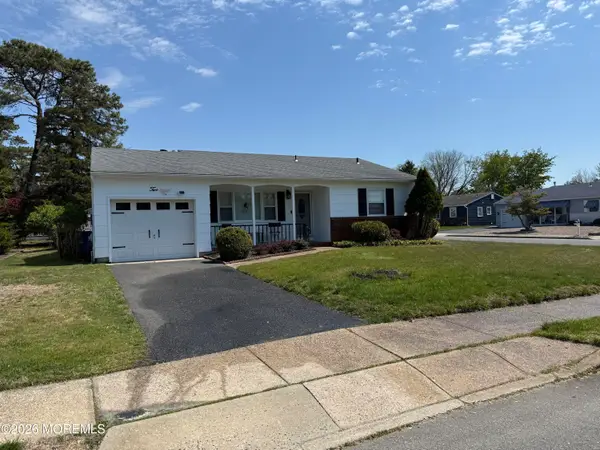 2 Brakenbury Drive, Toms River, NJ 08757