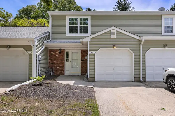 39 Oak Lane, Eatontown, NJ 07724