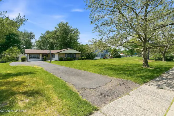 28 Maxwell Lane, Manalapan, NJ 07726