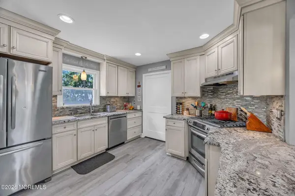 37 Sunset Place, North Middletown, NJ 07748