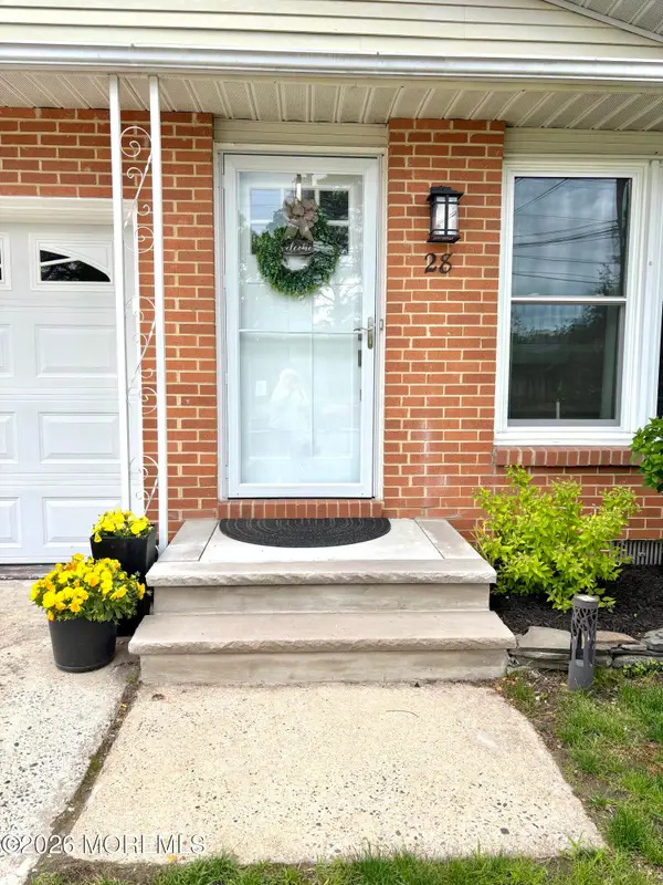 28 Dogwood Road, Manahawkin, NJ 08050