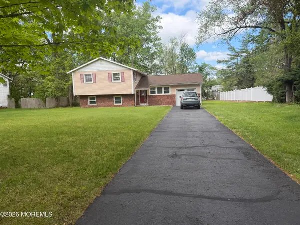25 Holiday Road, Manalapan, NJ 07726