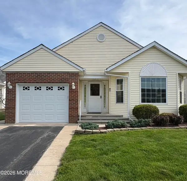 31 Portsmouth Drive, Toms River, NJ 08757