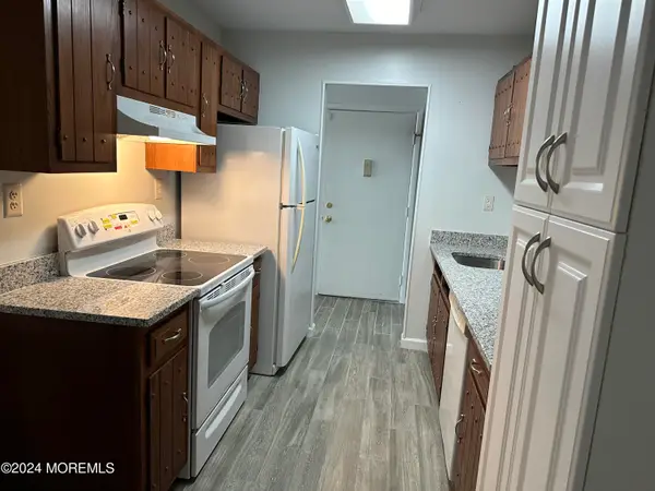 120 Amberly Drive #B, Manalapan, NJ 07726