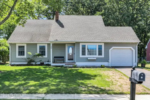 35 Lisa Drive, Hazlet, NJ 07730