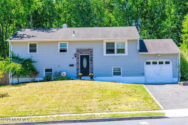 17 Hampton Road, Howell, NJ 07731