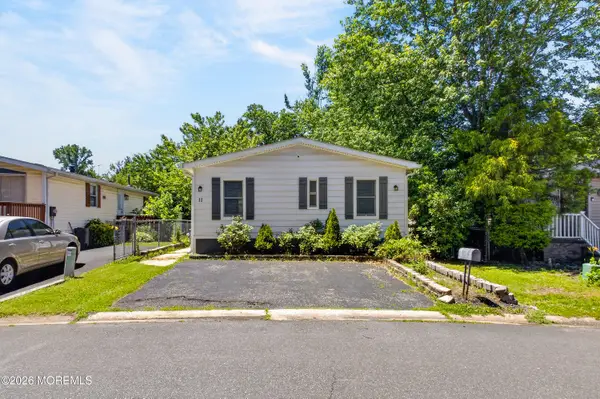 11 Short Oaks Court, Manalapan, NJ 07726