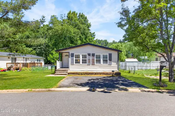 18 Short Oaks Court, Manalapan, NJ 07726