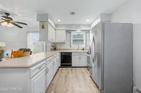 20 Thronbury Court, Toms River, NJ 08757
