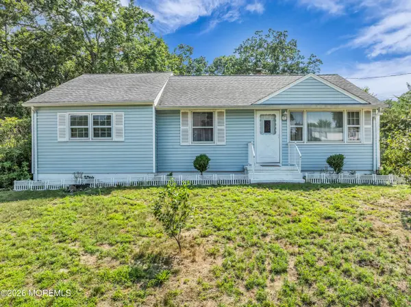 11 Hemlock Road, Howell, NJ 07731