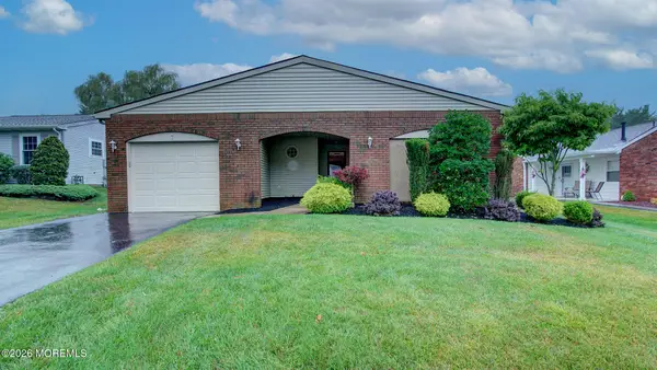 7 Lakeview Drive, Marlboro, NJ 07746