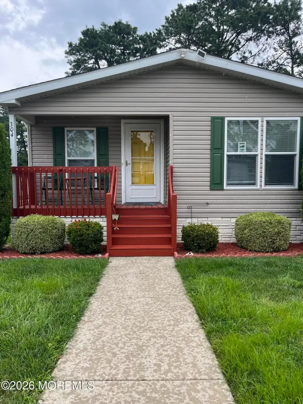 304 Kenwood Court, Whiting, NJ 08759