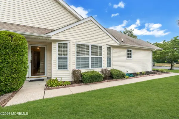 2 Wellington Lane, Lakewood, NJ 08701