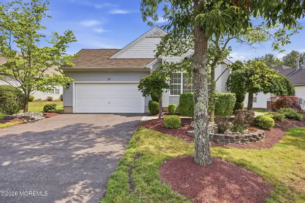 11 Narrowbrook Court, Manalapan, NJ 07726
