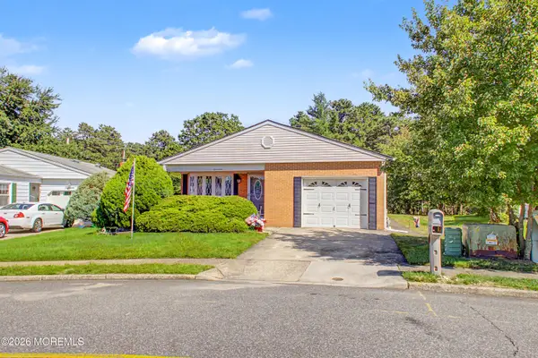 17 Freeport Court, Toms River, NJ 08757